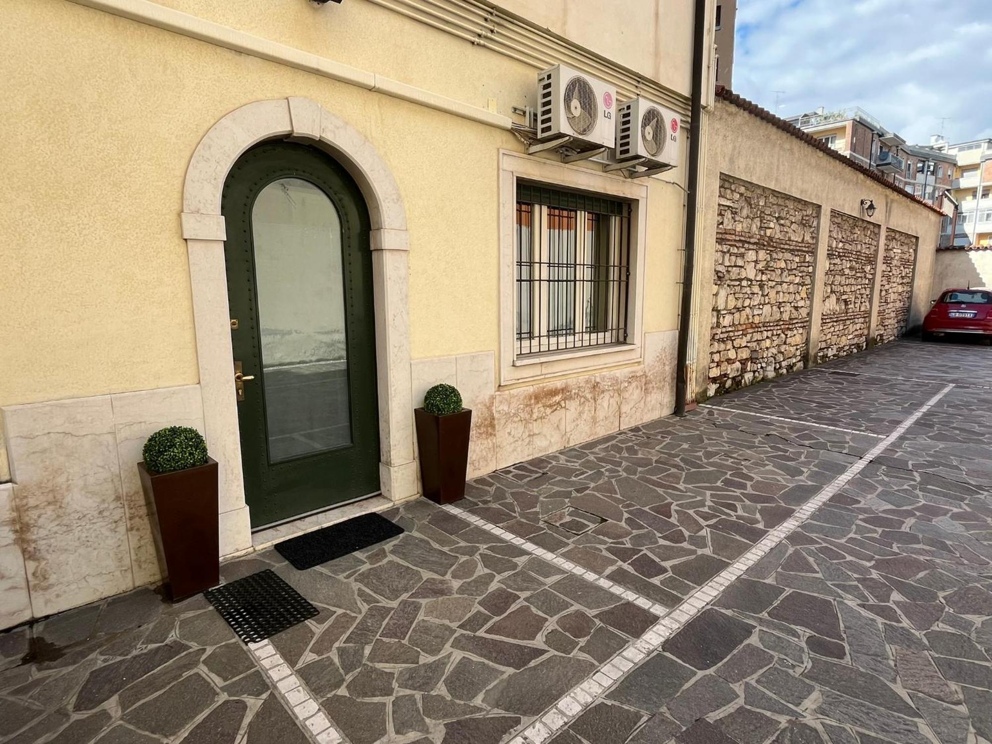 Elegante Bilocale Con Posto Auto Privato Leilighet Brescia Eksteriør bilde